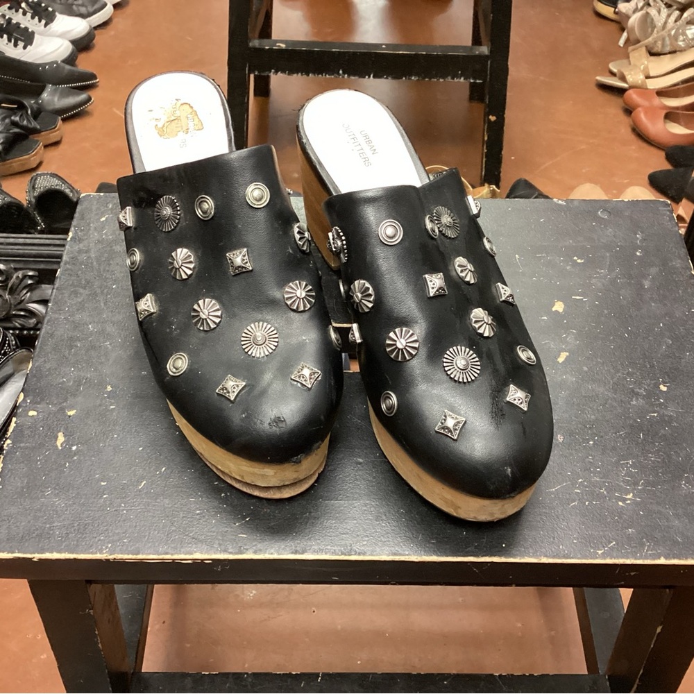 URBAN OUTFITTERS 70s Style Wooden Clog Mules, Blairwood Silver Studded size 9